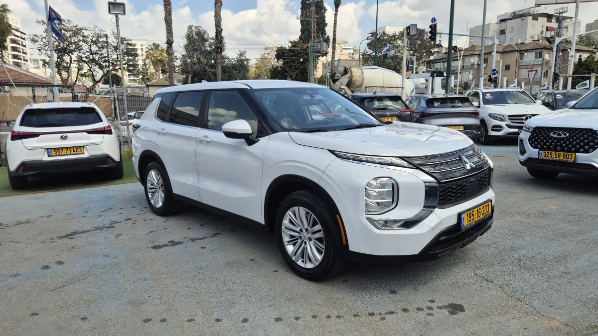 מיצובישי אאוטלנדר 2023